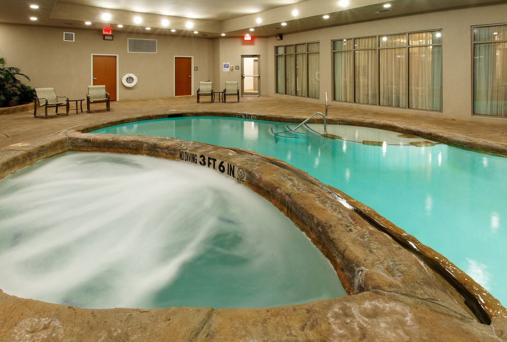 Holiday Inn Express & Suites - Dodge City By Ihg Eksteriør bilde