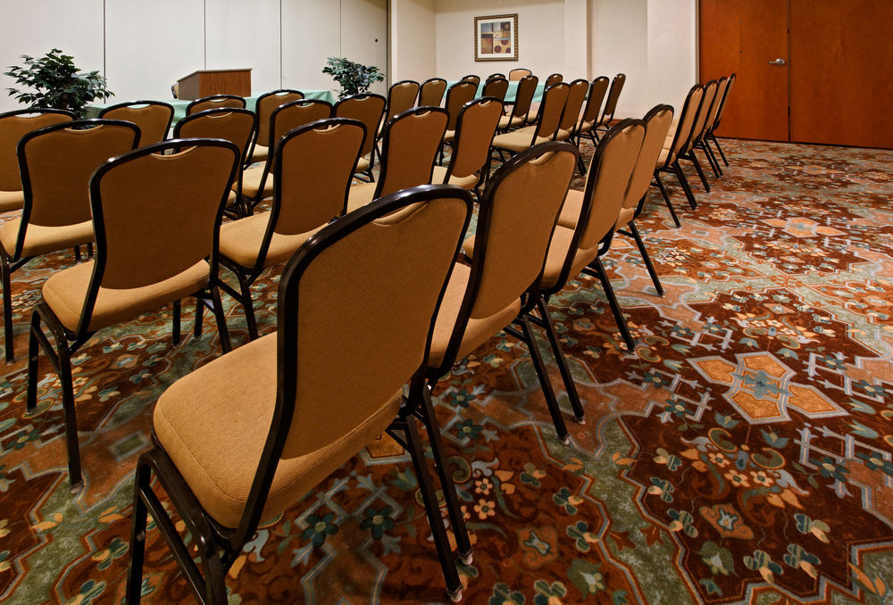 Holiday Inn Express & Suites - Dodge City By Ihg Eksteriør bilde